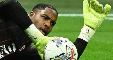 AC Milan da diagnóstico sobre arquero Mike Maignan, quien chocó con jugador