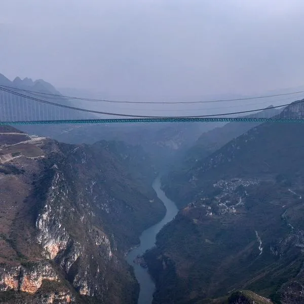 Puente Huajiang Canyon ilustra nota sobre cuál es el puente más alto del mundo y dónde queda