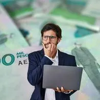 Hombre preocupado para referenciar que los empleados públicos en Colombia aún no tienen aumento en su salario para este 2025