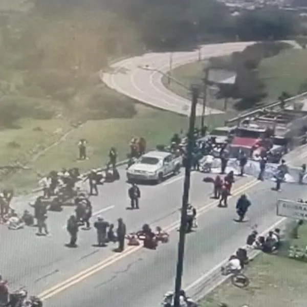 Vista aérea del trancón en la vía al Llano, en Bogotá, este domingo 13 de abril