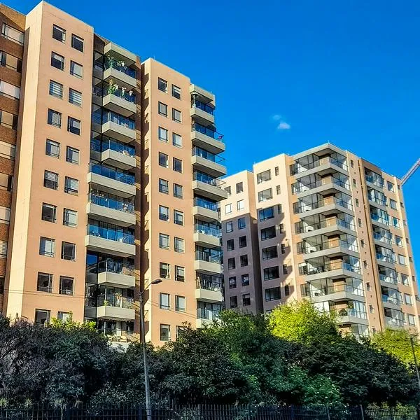 Edificios residenciales de Bogotá, en nota sobre que murió una persona al caer de un octavo piso