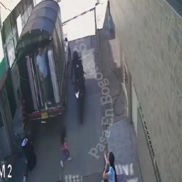 Imágenes que muestran cuando un motociclista en Yomasa, Bogotá, atropelló a una niña y huyó