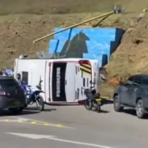 Video de bus de turistas que se accidentó en El Peñol, en Guatapé (Antioquia), hay 12 heridos