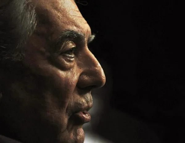 Mario Vargas Llosa, el 'hombre-pluma' peruano cuya obra literaria nació en París