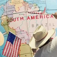 Mapa de Sudamérica y hombre con banderas de Estados Unidos, en nota sobre que Brasil empezó a exigir visa a los estadounidenses