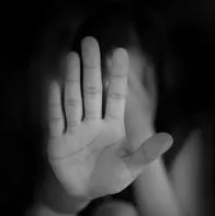 Madrasta en Chile obligó a niño de 13 años a vivir en el patio y comer sobrados