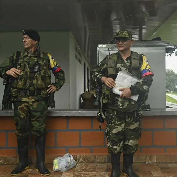 Encuentran fusil, gafas y computador de 'Iván Mordisco'.