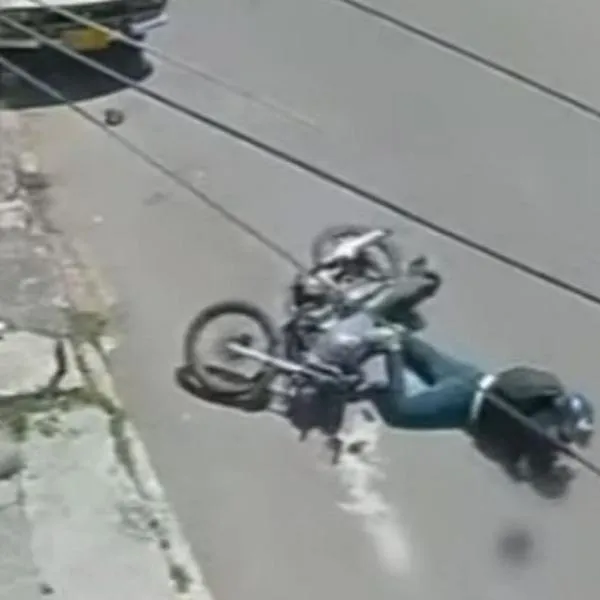 Imágenes del momento en el que un motociclista atropelló a un abuelo y se dio a la fuga, en Bogotá