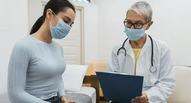 Doctora atendiendo a una paciente en nota sobre Nueva EPS, que sería el fraude más grande en recursos de la salud en Colombia
