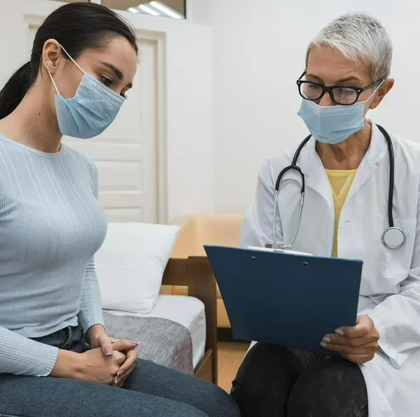 Doctora atendiendo a una paciente en nota sobre Nueva EPS, que sería el fraude más grande en recursos de la salud en Colombia