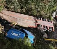 Tractocamión se fue a abismo y conductor esquivó la muerte de milagro; hay fotos