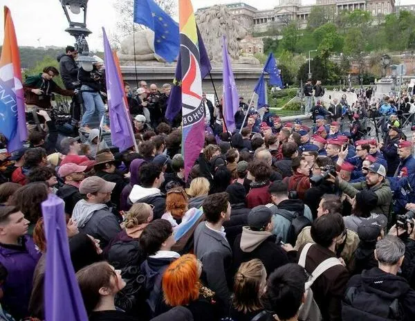 Hungría reforma la Constitución para restringir aún más los derechos LGBT+