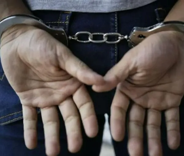 Policía retirado se emborrachó, sacó arma y terminó disparándole a 2 personas