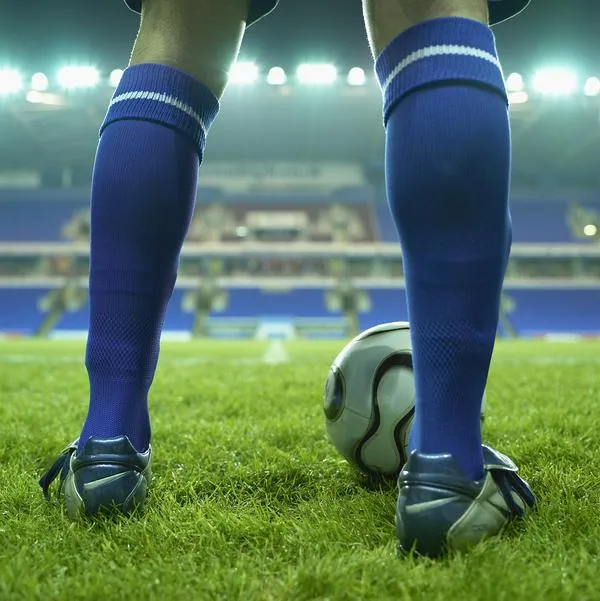 Persona con balón de fútbol, en nota sobre por qué no se puede jugar en Semana Santa
