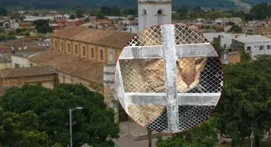 Un gato llevaba 20 días atrapado bajo una iglesia y no querían ayudarlo a salir