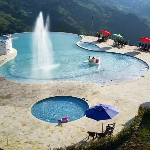 Foto de piscina infinita en Nimaima, en nota de dónde queda la piscina infinita de Cundinamarca, cerca de Bogotá  