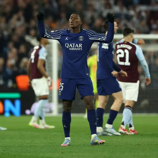 Nuno Mendes celebrando la clasificación del PSG contra el Aston Villa por Champions League