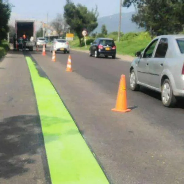 Foto de señal de línea verde, en nota de qué significa la señal de línea verde en carreteras de Colombia: hay dura multa