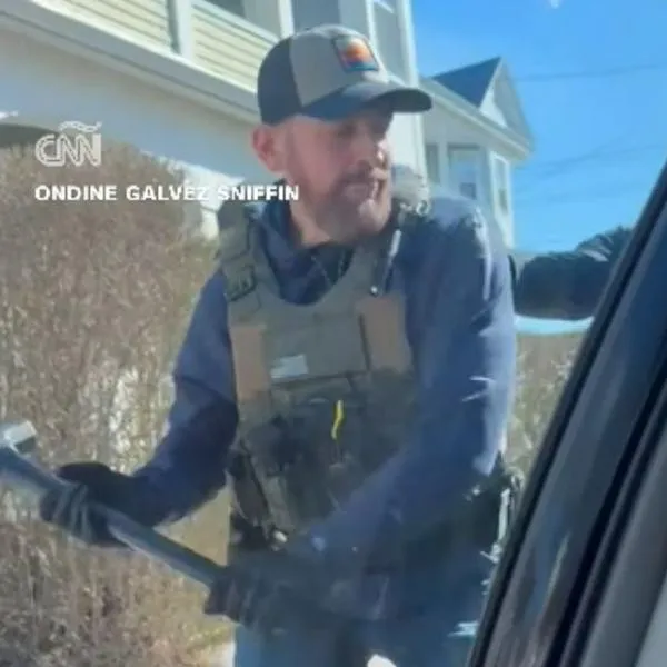 Indocumentado latino en EE. UU. fue detenido dentro de su vehículo por el ICE