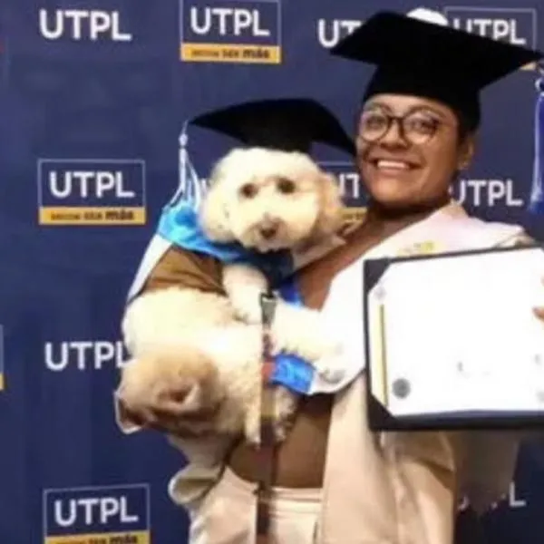 Conmovedor: Joven se gradúa junto a su perrito vestido con adorable traje 