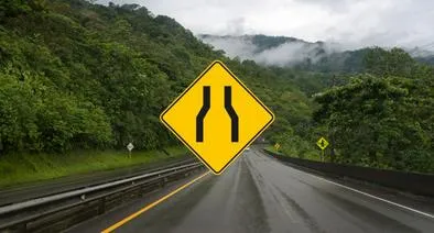 Qué significa la señal de tránsito SP-28, que es amarilla y muestra dos líneas paralelas que se van juntando. Explican si ignorar señal SP-28, da multa.