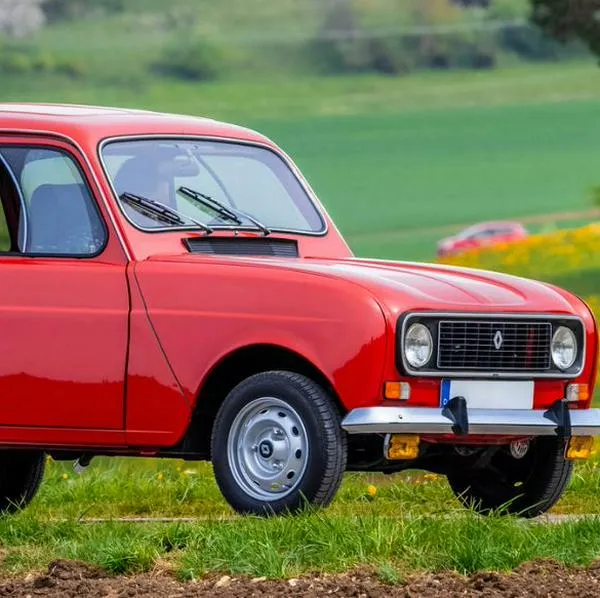 Estos eran los precios de vitrina de icónicos carros como el Renault 4, el Chevrolet Chevette y el Mazda 323 en 1982 en Colombia.