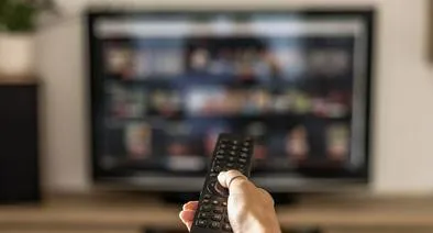 Imagen ilustrativa de persona viendo Netflix en Semana Santa
