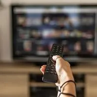 Imagen ilustrativa de persona viendo Netflix en Semana Santa
