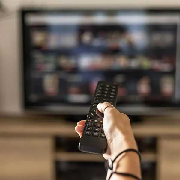 Imagen ilustrativa de persona viendo Netflix en Semana Santa