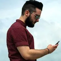 Foto de hombre con celular, en nota de qué cosas no se pueden hacer Viernes Santo: aclaran sobre uso de celular y más