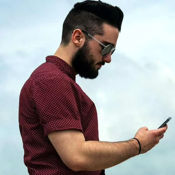Foto de hombre con celular, en nota de qué cosas no se pueden hacer Viernes Santo: aclaran sobre uso de celular y más
