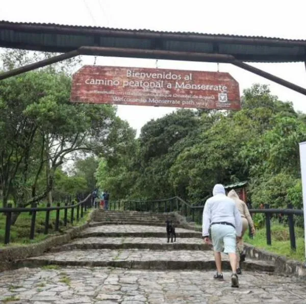 Monserrate no permite que estas personas nos suban o bajen por el sendero