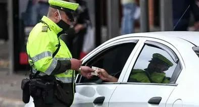 Multa de $300.000 pesos para conductores que hagan ajuste en ventanas de carro