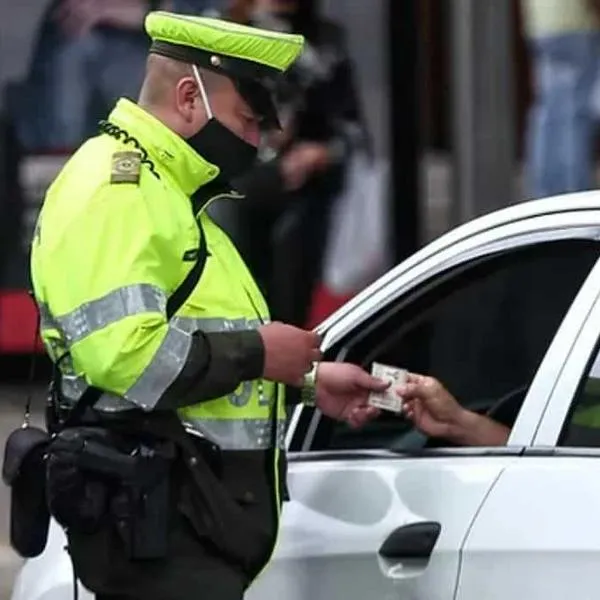 Multa de $300.000 pesos para conductores que hagan ajuste en ventanas de carro