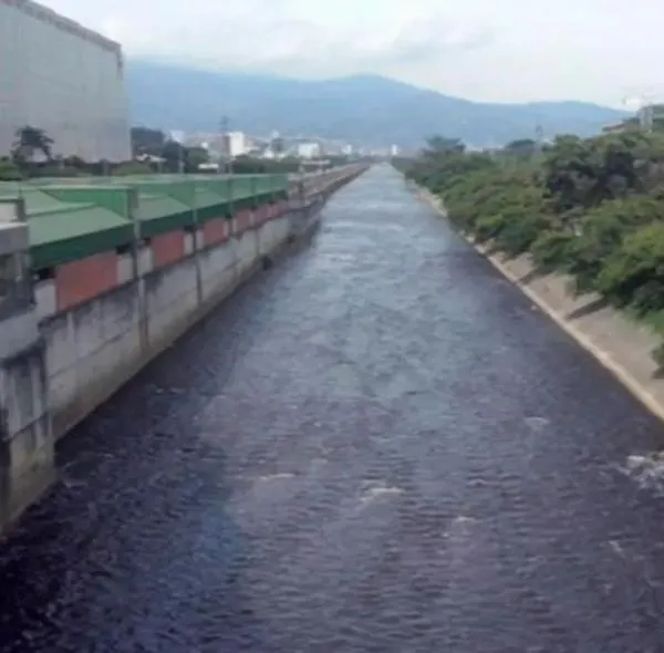 Encontraron el cuerpo de un hombre flotando en el río Medellín: qué pasó