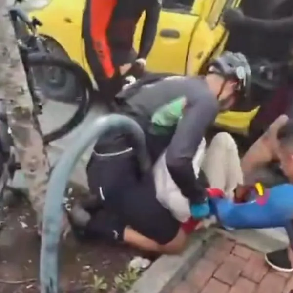 Pelea en Bogotá entre taxista (armado con puñal) y ciclistas quedó en video