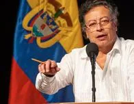 Gustavo Petro suspende operaciones contra guerrilleros que negocian la paz en Colombia