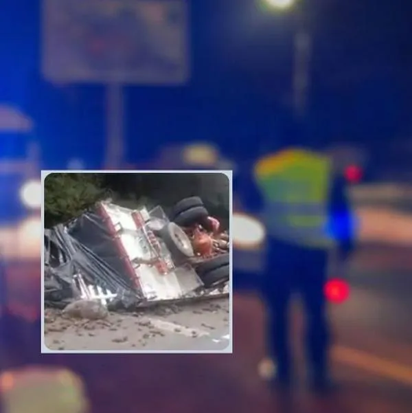 Foto de tránsito y camión volcado, en nota de accidente de tránsito en Bogotá hoy en calle 80 por camión en vía hacia La Vega
