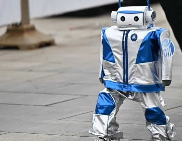 China acoge la primera media maratón de robots humanoides