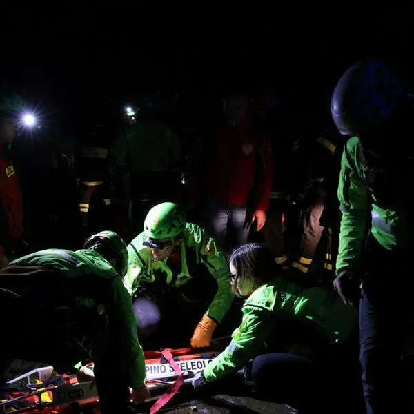 Trabajos de rescate en el monte Faito, después de que cayó un teleférico.