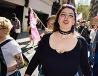 Partidarios de los derechos de las personas trans protestan en Londres