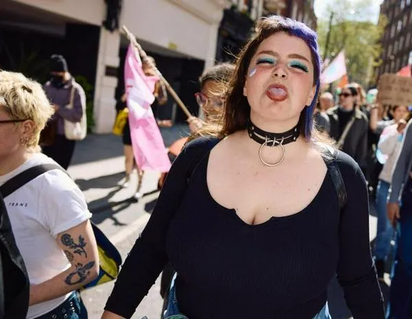 Partidarios de los derechos de las personas trans protestan en Londres