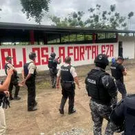 Policía de Ecuador en la gallera donde ocurrió masacre que dejó 12 muertos.