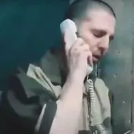 Foto de Elkana Bohbot, en nota de  tercer video de colombio-israelí rehén de Hamas en Gaza, con teléfono y emotivo