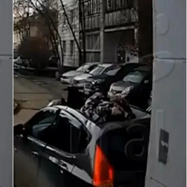 Milagro en Rusia: anciana cayó de sexto piso en un carro y se paró, video viral