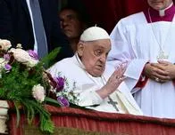 ‘Feliz Pascua’, dice el papa Francisco desde el balcón de la Basílica de San Pedro