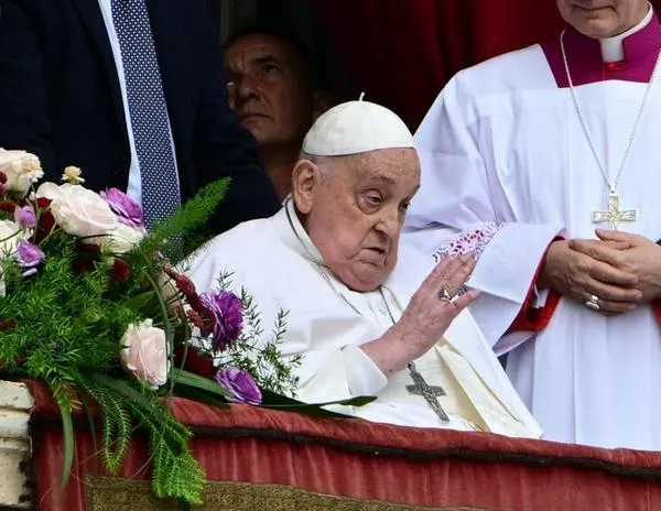 ‘Feliz Pascua’, dice el papa Francisco desde el balcón de la Basílica de San Pedro