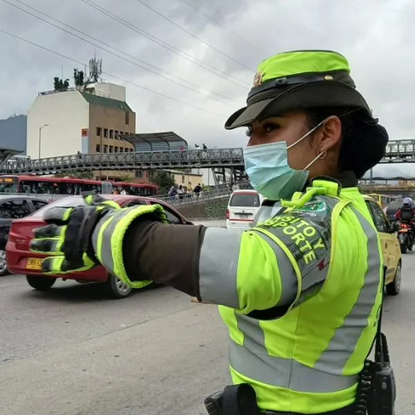 Foto de agente de tránsito, en nota de cómo se compra el pico y placa solidario en 2025: error lleva a estafa en Bogotá