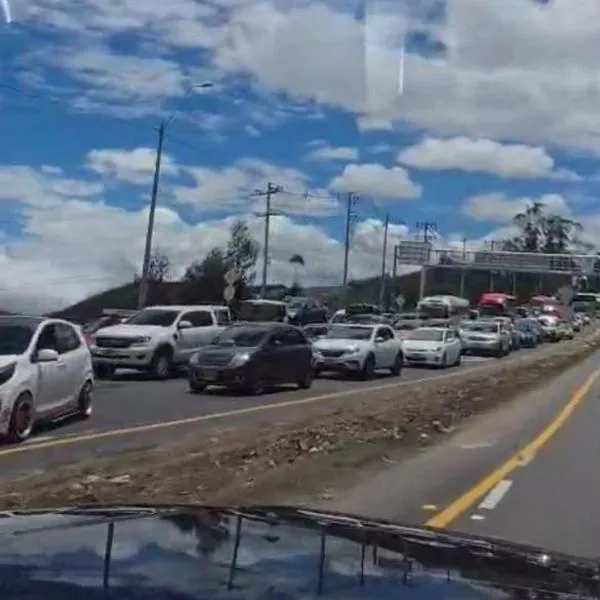 Plan retorno a Bogotá avanza, pero hay trancones en vía Girardot-Bogotá y la Autopista Norte, donde funciona el pico y placa regional.