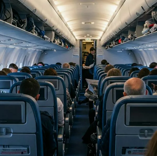 ¿Por qué no debe cambiar de asiento en un avión? Los peligros que no conocía
